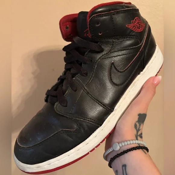 Air Jordan 1 Retro Mid GS 'Black
Gym Red' - Picture 1 of 7